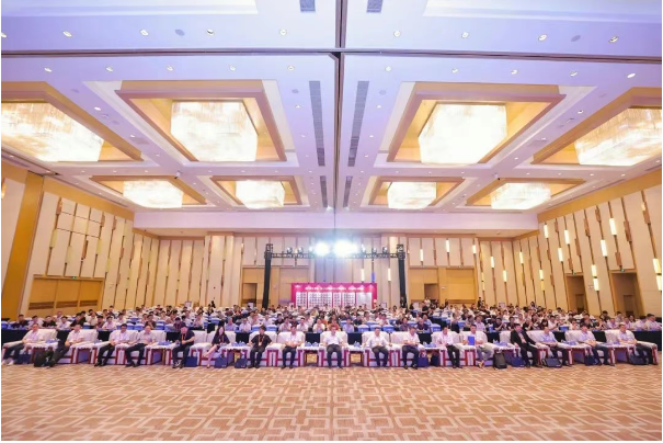 安徽華宇電纜集團(tuán)董事長葉明竹應(yīng)邀出席首屆中國線纜行業(yè)G100企業(yè)家領(lǐng)袖峰會暨2025年高質(zhì)量發(fā)展大會
